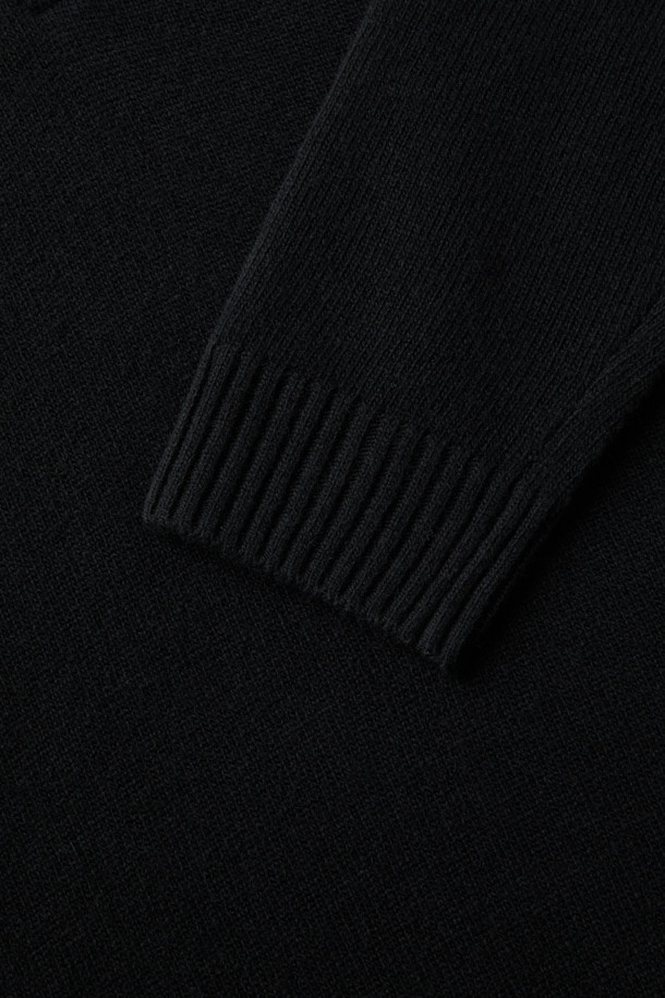 (기획) 솔리드 반집업 니트는 메리노울 소재로 제작되어 부드러운 촉감과 뛰어난 보온성을 제공하는 가을/겨울 필수 아이템입니다. 미니멀하고 베이직한 디자인으로, 일상 및 출근룩에 모두 잘 어울리며 세미루즈핏으로 편안한 착용감을 선사합니다. 하이넥 디자인과 더블 하이넥, 메탈 지퍼 디테일, 가슴 배색 로고, 립 마감 등 섬세한 디테일이 돋보입니다. 블랙 컬러의 무지 디자인에 긴 소매, 집업 여밈 방식으로 스타일리시함과 실용성을 동시에 갖춘 니트입니다.
