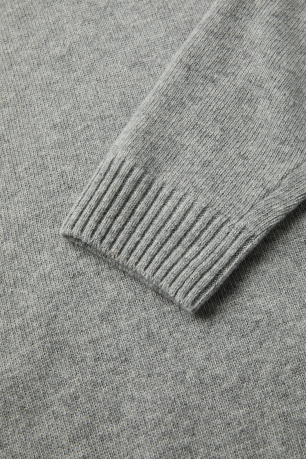 세련된 무드의 솔리드 반집업 니트입니다. 메리노 울 소재로 제작되어 부드러운 촉감과 뛰어난 보온성을 자랑합니다. 하이넥 더블 디자인과 메탈 지퍼 디테일이 고급스러움을 더하며, 가슴 부분의 미니멀한 배색 로고가 은은한 포인트를 줍니다. 소매와 밑단 립 마감으로 깔끔한 실루엣을 연출하며, 세미 루즈핏으로 편안하게 착용 가능합니다. 출근룩, 비즈니스 캐주얼, 모임룩 등 다양한 TPO에 미니멀하고 클래식한 스타일로 연출해 보세요.
