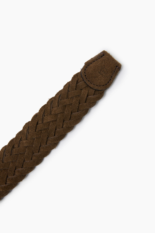 스웨이드 웨빙벨트 (35mm)는 가을, 겨울 시즌 클래식한 무드를 연출하는 웨빙 벨트입니다. 브라운 컬러의 스웨이드 소재로 제작되었으며, 35mm 폭으로 제작되어 안정적인 착용감을 제공합니다. 앤틱 골드 버클과 피셔맨 불박 디자인 장식으로 포인트를 더했으며, 사이즈 조절이 가능하여 편안하게 착용할 수 있습니다. 가을 나들이룩, 겨울 데일리룩, 데이트룩 등 다양한 스타일에 매치하여 클래식, 미니멀, 캐주얼 스타일을 완성해보세요.
