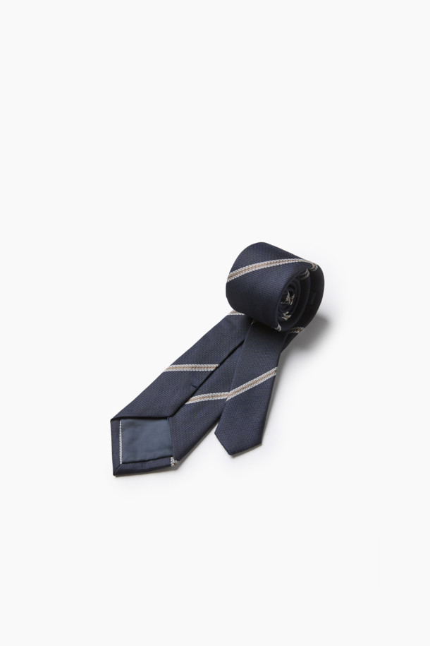 네이비 레지멘탈 타이는 남성용 넥타이로, 가을과 겨울에 착용하기 좋은 아이템입니다. 네이비, 브라운, 화이트 컬러가 조화롭게 어우러진 스트라이프 패턴의 레지멘탈 디자인이 특징이며, 클래식한 분위기를 연출합니다. 실크와 폴리에스테르 혼방 소재로 제작되어 은은한 광택과 부드러운 매끄러운 촉감을 선사하며, 8cm 너비로 제작되었습니다. 내구성이 뛰어나고 관리가 용이하며, 네트 조직감과 입체감 있는 표면으로 고급스러움을 더해 오피스룩, 비즈니스 캐주얼, 회의룩 등 다양한 TPO에 활용하기 좋습니다.
