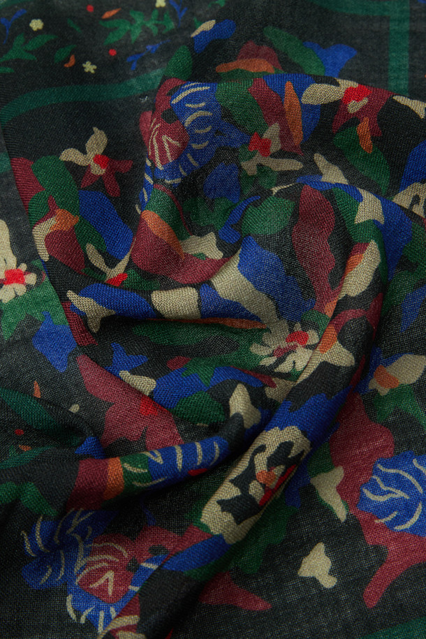 싱그러운 그린 컬러와 플라워 프린트가 돋보이는 그린 아트웍 스카프입니다. 부드러운 울 소재로 제작되어 가을, 겨울 시즌에 포근한 보온성을 제공합니다. 50x50cm 사이즈의 반다나 스타일로, 목이나 가방에 포인트 아이템으로 활용하기 좋습니다. 클래식한 무드와 미니멀, 캐주얼 스타일 모두 소화 가능한 활용도 높은 아이템입니다. 가을 나들이룩, 겨울 데일리룩 또는 모임룩에 세련된 포인트를 더해보세요.
