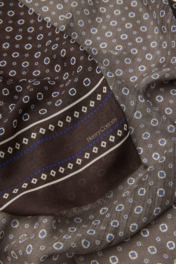 브라운 도트 패턴 스카프는 가을, 겨울에 어울리는 우아한 분위기의 스카프입니다. 부드러운 울과 실크 소재로 제작되어 은은한 광택감과 고급스러운 촉감을 선사하며, 얇은 두께로 답답함 없이 착용할 수 있습니다. 60x160cm의 중기장 롱 타입으로 다양한 스타일 연출이 가능하며, 에스닉 스타일의 도트와 플라워 패턴이 특징입니다. 가을 나들이룩 또는 겨울 데일리룩에 클래식, 에스닉, 미니멀 스타일을 더하여 세련된 룩을 완성해보세요.
