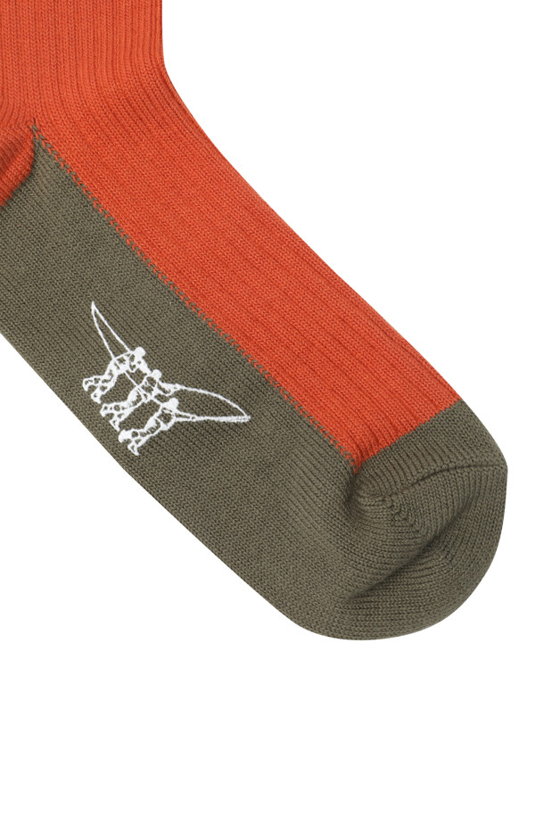 플라이 피싱 클럽 데일리 립 싱글 삭스입니다. 면 소재에 골지 패턴으로 제작되어 가을, 겨울에 따뜻하게 착용할 수 있습니다. 발끝과 뒤꿈치에 배색 포인트를 주어 캐주얼하면서도 스타일리시한 디자인을 자랑합니다. 긴목 디자인으로 보온성을 높였으며, 바닥면 로고 프린트로 포인트를 더했습니다. 일상생활뿐만 아니라, 집콕룩, 동네 마실룩에도 잘 어울리는 활용도 높은 양말입니다.
