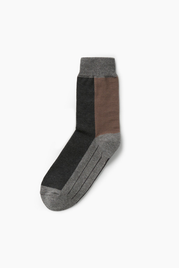 2족 Set_Daily 양말은 부드러운 면 혼방 소재로 제작되어 여름, 가을, 겨울 세 계절 모두 착용하기 좋습니다. 무지 디자인에 브라운, 네이비, 블랙, 블루 색상으로 구성되어 다양한 스타일에 매치하기 용이합니다. 논슬립 기능과 통기성을 갖춰 편안한 착용감을 제공하며, 이중 립 조직과 발목 스판사 적용으로 말림 현상을 최소화했습니다. 모던, 미니멀, 캐주얼, 클래식 스타일을 선호하는 분들께 추천하는 데일리 양말 2족 세트입니다. 로고 실리콘 프린트 디테일이 돋보입니다.
