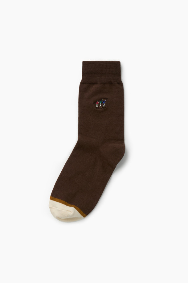 캐주얼한 스타일의 3족 세트 피셔맨 자수 양말입니다. 면과 스판덱스 혼방 소재로 제작되어 부드러운 촉감과 편안한 착용감을 선사하며, 가을, 겨울 시즌에 적합합니다. 발목 부분에 스판사를 적용하여 활동성을 높였으며, 바닥면에는 로고 실리콘 논슬립 프린팅으로 미끄럼 방지 기능을 더했습니다. 베이지, 브라운, 그레이 세 가지 색상으로 구성되어 다양한 룩에 매치하기 좋으며, 동네 마실룩, 산책룩, 겨울 데일리룩에 활용하기 좋습니다. 스트라이프 패턴과 피셔맨 자수, 배색 디테일이 돋보이는 미니멀하고 클래식한 디자인의 양말입니다.
