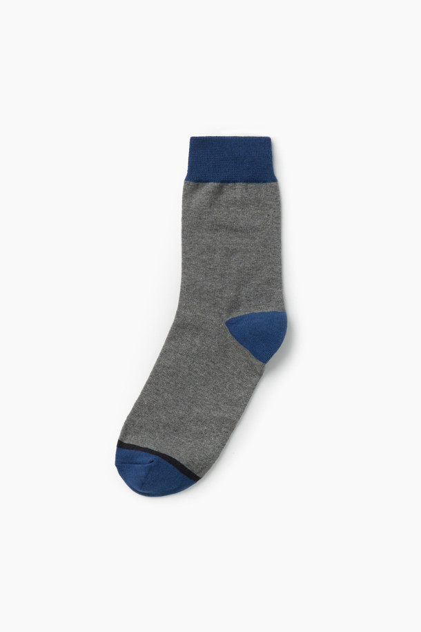 **3족 세트 캐주얼 양말**

네이비, 그레이, 블랙 세 가지 색상으로 구성된 3족 세트 캐주얼 양말입니다. 면과 스판덱스 혼방 소재로 제작되어 부드러운 촉감과 흡습, 통기 기능을 제공하며, 가을/겨울철 일상생활에 적합합니다. 발목 부분에는 스판사를 적용하여 편안한 착용감을 선사하며, 바닥면 실리콘 논슬립 프린트로 미끄럼 방지 기능을 더했습니다. 아가일, 스트라이프, 멜란지 패턴이 적용되어 클래식하면서도 캐주얼한 스타일을 연출할 수 있습니다.
