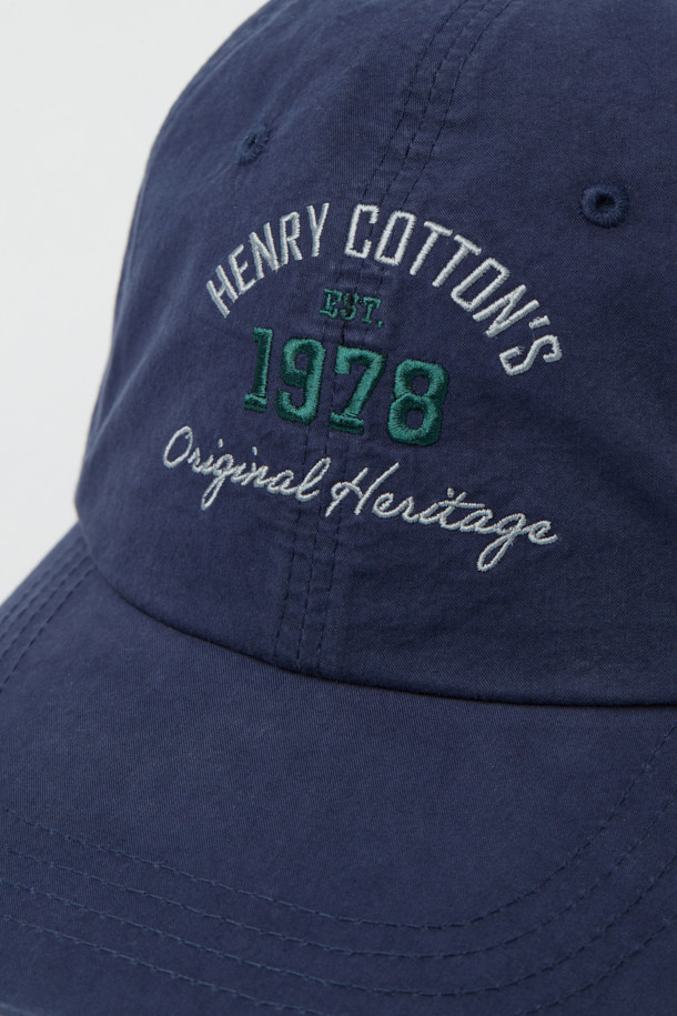 HC 코튼 볼캡은 면 소재로 제작되어 부드러운 촉감을 자랑하는 모자입니다. 네이비 컬러에 자수 로고가 포인트로 들어가 클래식, 빈티지 스타일을 연출합니다. 사이즈 조절이 가능하여 편안하게 착용할 수 있으며, 가먼트 워싱 처리로 자연스러운 멋을 더했습니다. 동네 마실룩, 산책룩, 겨울 데일리룩 등 다양한 TPO에 활용 가능하며, 미니멀, 캐주얼 스타일을 즐겨 입는 분들께 추천합니다. 여름, 가을, 겨울, 계절에 구애받지 않고 데일리 아이템으로 활용하기 좋습니다.
