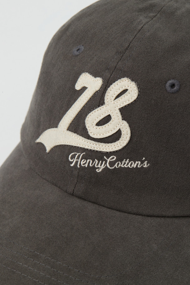 NEW 78 로고 볼캡은 유아동을 위한 캐주얼, 미니멀, 클래식 스타일의 볼캡입니다. 부드러운 면 소재에 워싱 가공하여 편안한 착용감을 선사하며, 빈티지하면서도 세련된 분위기를 연출합니다. 펠트 아플리케와 자수 디테일의 로고 패턴이 돋보이며, 산책룩에 잘 어울립니다. 그레이 컬러로 어떤 옷에도 매치하기 용이하며, 사이즈 조절 기능으로 아이에게 맞게 조절할 수 있습니다.
