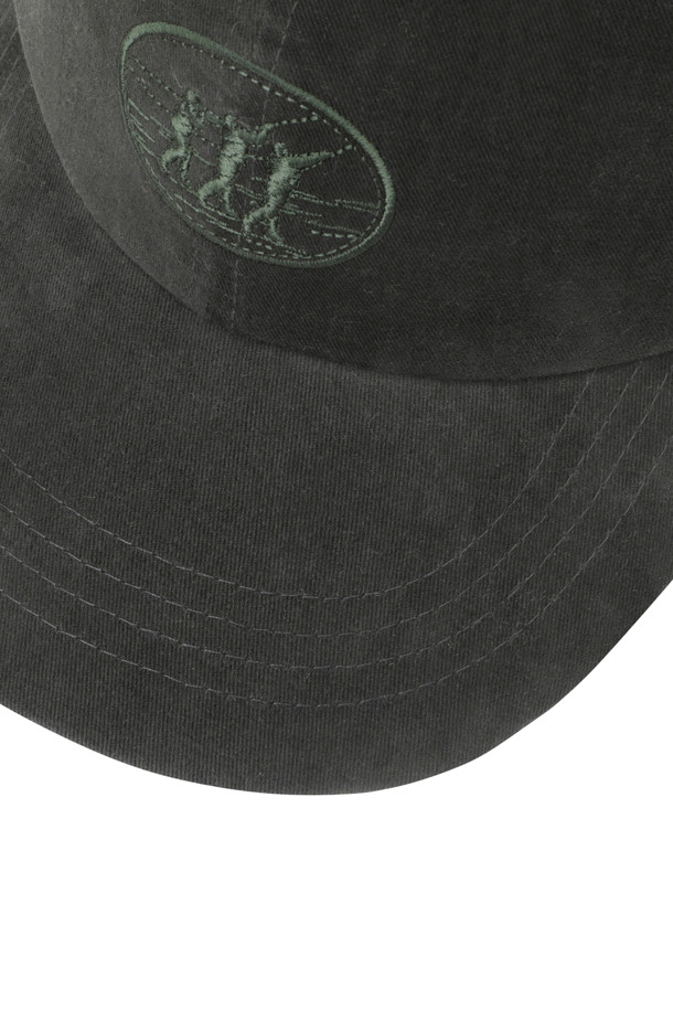 플라이 낚시 클럽 로고 볼캡은 캐주얼하고 레트로한 스타일을 좋아하는 분들을 위한 아이템입니다. 부드러운 코튼 소재로 제작되어 편안한 착용감을 제공하며, 봄, 여름, 가을 등 다양한 계절에 활용하기 좋습니다. 블랙 컬러에 "Three Fishermen" 자수와 메탈 버클 디테일이 빈티지한 무드를 더해줍니다. 워싱 처리와 피치 가공으로 자연스러운 빈티지 외관을 살렸으며, 산책룩에 완벽하게 어울립니다.
