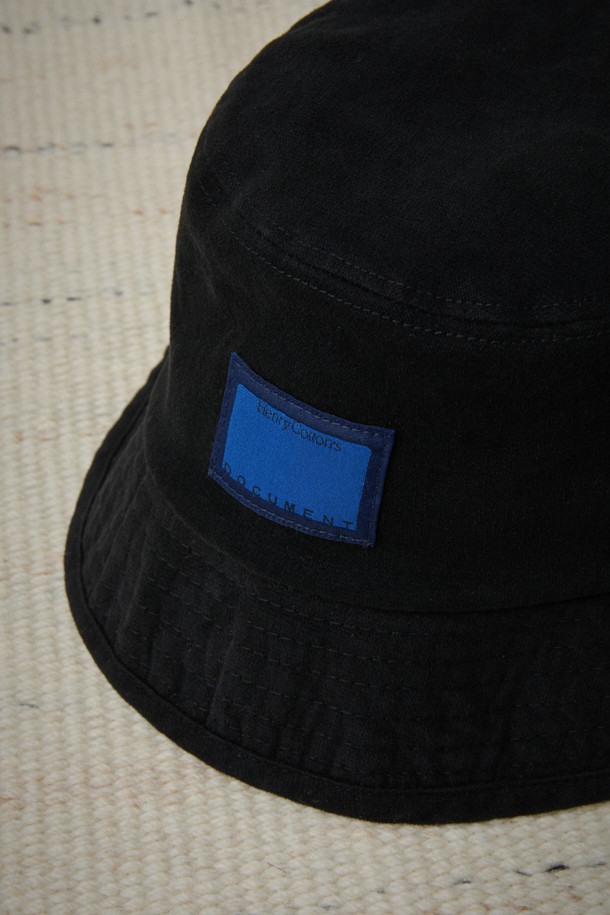 FFC x 도큐먼트 버킷햇은 FFC와 Document의 콜라보레이션으로 탄생한 모자입니다. 몰스킨 코튼 혼방 원단을 사용하여 부드러운 촉감과 편안한 착용감을 제공하며, 일상, 여행, 산책 등 다양한 TPO에 활용하기 좋습니다. 무지 디자인에 블랙 컬러로 어떤 스타일에도 잘 어울리며, 캐주얼, 미니멀, 클래식 스타일을 즐겨 입는 분들께 추천합니다. 일반적인 모자 깊이와 챙 넓이로 제작되어 유행을 타지 않고 오랫동안 착용할 수 있습니다. 라벨 장식이 돋보이는 버킷햇으로, 여름, 가을, 겨울철 데일리룩에 포인트를 더해보세요.
