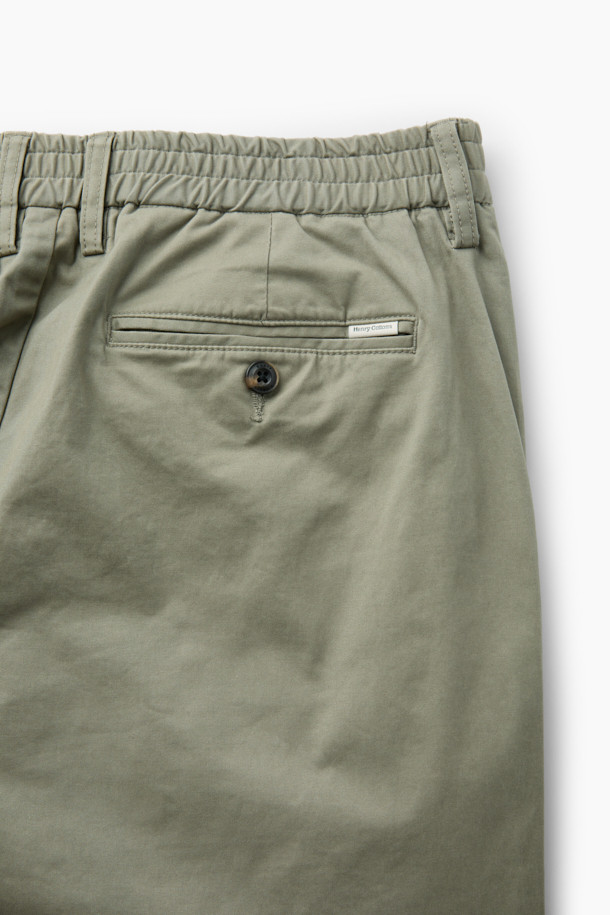 [온라인 단독] 가을 아티보(Attivo) 팬츠는 가을과 초겨울에 적합한 남성용 캐주얼 테이퍼드 핏 팬츠입니다. 부드러운 면과 스판덱스 혼방 소재로 제작되어 편안한 착용감을 선사하며, 카키와 베이지 두 가지 색상으로 출시되었습니다. 허리밴딩으로 편안함을 더하고, 허벅지 부분에 여유를 주어 활동성을 높였습니다. 넉넉한 수납을 위한 양쪽 사이드 포켓과 뒷 포켓이 있으며, 캐주얼, 미니멀, 클래식 스타일의 출근룩으로 활용하기 좋습니다. 아티보(Attivo) 핏으로 완성된 이 팬츠는 일상과 캐주얼한 상황 모두에 잘 어울립니다.
