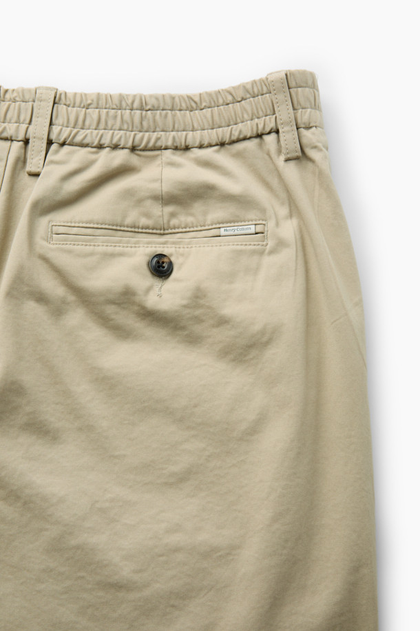 [온라인 단독] 가을 아티보(Attivo) 팬츠는 캐주얼, 미니멀, 클래식 스타일을 아우르는 남성용 바지입니다. 면과 스판덱스 혼방 소재로 제작되어 부드러운 촉감과 편안한 착용감을 선사하며, 가을 및 초겨울에 적합합니다. 허리 뒷단 밴딩 처리로 활동성을 높였으며, 테이퍼드 핏에 허벅지 부분 여유를 두어 편안함을 더했습니다. 베이지 색상의 무지 디자인으로 다양한 상의와 매치하기 좋으며, 출근룩 및 비즈니스 캐주얼 스타일에도 활용 가능합니다. 양 사이드 포켓과 뒷 포켓으로 실용성을 높인 레귤러핏 긴바지입니다.
