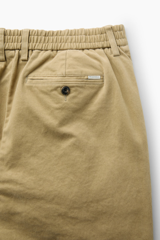 [온라인 단독] Winter 아티보(Attivo) 팬츠는 부드러운 촉감의 면, 스판, 기모 혼방 소재로 제작되어 겨울철 따뜻함을 선사합니다. 허벅지 부분은 여유롭고 종아리로 갈수록 좁아지는 테이퍼드 핏으로, 편안하면서도 세련된 실루엣을 연출합니다. 뒷밴딩 처리와 양쪽 사이드 및 뒷 포켓 디테일로 편의성을 높였습니다. 베이직한 디자인에 무지 패턴과 레귤러핏으로 캐주얼, 미니멀, 클래식 등 다양한 스타일을 소화하며, 겨울 데일리룩, 산책룩, 집콕룩에 적합합니다.
