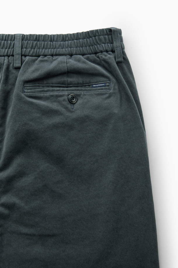 [온라인 단독] Winter 아티보(Attivo) 팬츠는 베이직하고 캐주얼한 스타일의 남성용 기모 팬츠입니다. 그레이 컬러에 긴 기장으로, 겨울철 일상생활과 출근, 캠핑룩에 적합합니다. 면, 스판덱스, 기모 혼방 소재로 제작되어 부드러운 촉감과 보온성을 제공합니다. 테이퍼드 핏에 뒷밴딩 처리로 편안함을 더했으며, 양쪽 사이드 포켓과 뒷 포켓으로 실용성을 높였습니다. 미니멀, 클래식 스타일을 선호하는 남성분들께 추천합니다.
