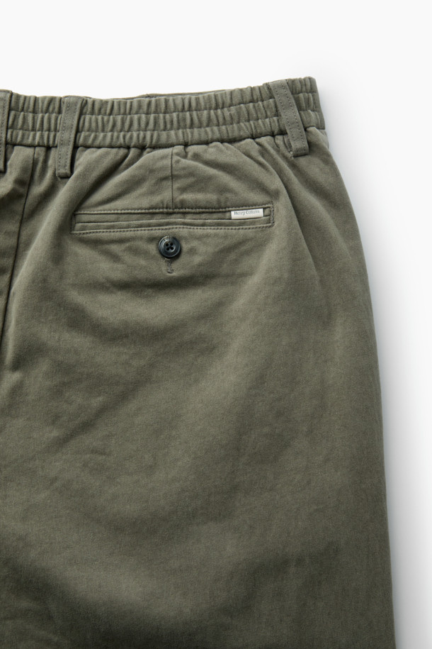 온라인 단독 [Winter 아티보(Attivo) 팬츠]는 추운 겨울에도 따뜻하고 스타일리시하게 연출할 수 있는 기모 테이퍼드 핏 팬츠입니다. 부드러운 면, 스판덱스 혼방 소재에 기모 안감을 더해 보온성을 높였으며, 은은한 카키 컬러의 무지 디자인으로 어떤 상의와도 쉽게 매치할 수 있습니다. 

뒷밴딩 처리로 편안한 착용감을 선사하며, 양쪽 사이드 포켓과 뒷 포켓 디테일로 실용성을 더했습니다. 출근룩, 모임룩 등 다양한 TPO에 활용 가능하며, 클래식, 미니멀, 캐주얼 스타일을 즐겨 입는 분들께 추천합니다. 두꺼운 두께감으로 겨울철에도 따뜻하게, 레귤러핏으로 편안하게 즐겨 입으세요.
