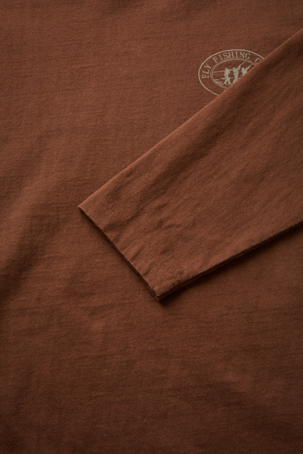 [Fly Fishing Club] 로고 롱 슬리브 티셔츠는 가을철 캐주얼 스타일을 완성하는 브라운 컬러의 긴팔 티셔츠입니다. 10수 면 원단을 사용하여 탄탄한 촉감을 선사하며, 루즈핏으로 편안하게 착용할 수 있습니다. 'Three Fishermen' 로고와 스탬프 프린트가 돋보이는 디자인으로, 일상, 피싱, 가을 나들이룩, 캠핑룩 등 다양한 TPO에 활용하기 좋습니다. 미니멀, 클래식 스타일을 선호하는 분들께 추천합니다.

