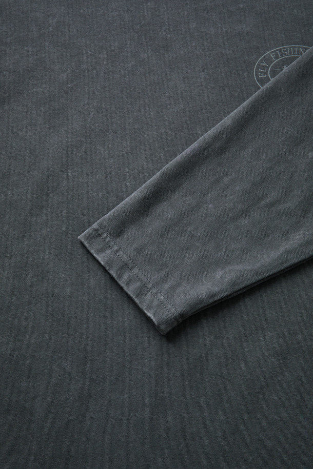 [Fly Fishing Club] 로고 롱 슬리브 티셔츠는 일상, 피싱 활동에 적합한 캐주얼 스타일의 긴팔 티셔츠입니다. 10수 면 원단을 사용하여 제작되었으며, 피그먼트 워싱 처리를 통해 은은한 요철감과 부드러운 촉감을 선사합니다. Three Fishermen 로고 프린트가 돋보이며, 넉넉한 루즈핏으로 편안한 착용감을 제공합니다. 차콜 색상으로 가을 시즌 [동네 마실룩, 가을 나들이룩, 캠핑룩] 등 다양한 TPO에 매치하기 좋습니다. 라운드넥 디자인에 가슴둘레 119cm로 제작되었습니다.
