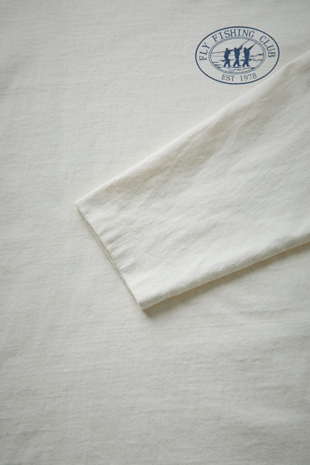 [Fly Fishing Club] 로고 롱 슬리브 티셔츠는 가을 나들이룩과 캠핑룩에 어울리는 캐주얼 스타일의 긴팔 티셔츠입니다. 차콜 컬러에 Three Fishermen 로고가 스탬프 프린트로 디자인되어 빈티지한 멋을 더합니다. 10수 면 원단으로 제작되어 요철감 있는 촉감을 선사하며, 루즈핏으로 편안하게 착용 가능합니다. 피그먼트 워싱 처리로 자연스러운 색감을 연출하며, 라운드넥 디자인으로 다양한 스타일 연출에 용이합니다. 미니멀, 워크웨어 스타일을 즐겨 입는 분들께 추천합니다.
