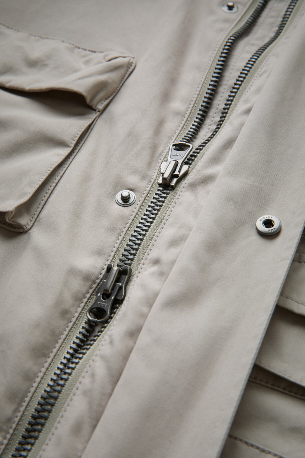 [Fly Fishing Club] 피셔맨 재킷(Ventile)은 가을 나들이룩, 여행룩, 산책룩에 어울리는 유틸리티 스타일의 남성용 아우터입니다. 베이지 색상의 무지 디자인에 루즈핏으로 편안함을 더했으며, 방수, 통기, 발수 기능을 갖춰 실용성을 높였습니다. 면 소재의 긴소매 피셔맨 코트 타입으로, 지퍼와 스냅 여밈 방식, 내장형 후드, 멀티 포켓, YKK 지퍼, 금속 스냅 등의 디테일이 돋보입니다. 내피 연결 스냅 고리와 통기성을 위한 디자인으로 가을철 워크웨어, 캐주얼, 미니멀 스타일을 즐기는 분들께 추천해 드립니다.
