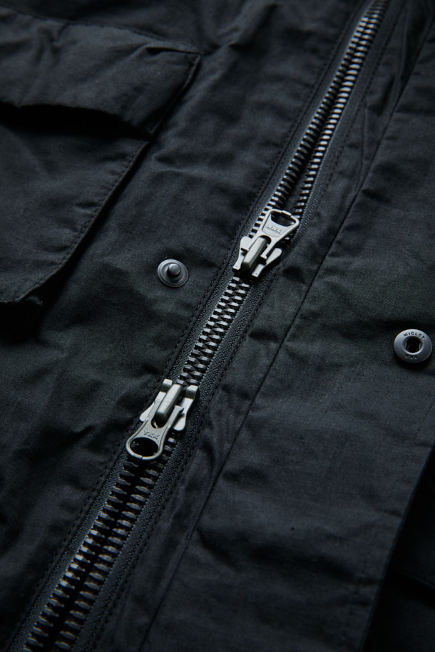 [Fly Fishing Club] 피셔맨 재킷 (왁스 코튼)은 헤리티지 감성과 빈티지 무드를 자아내는 아우터입니다. 왁스 코튼 소재로 제작되어 방수, 통기, 내구성이 뛰어나 가을철 나들이룩과 여행룩에 적합합니다. 블랙 컬러의 루즈핏 디자인으로, 멀티 포켓, 숨겨진 후드, YKK 지퍼, 립스탑 원단 등의 다양한 특징을 갖추었습니다. YKK 지퍼와 스냅 버튼으로 여밈이 가능하며, 긴소매 디자인으로 클래식, 워크웨어, 캐주얼 스타일 모두 소화 가능합니다. 내피 연결 스냅이 있어 실용성을 높였습니다.
