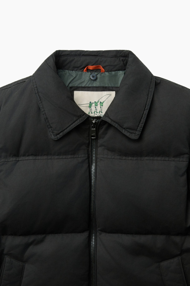 남성용 '스핏파이어(Spitfire)' 퀼팅 다운 점퍼입니다. 캐주얼, 미니멀, 클래식 스타일을 아우르는 블랙 컬러의 아우터로, 겨울철 출근룩과 여행룩에 적합합니다. 왁스 가공된 겉감과 무통 카라 탈부착이 가능하며, 소매 이너 립 커프스와 머스코비 다운 충전재를 사용하여 보온성을 높였습니다. 퀼팅 패턴과 컴포트핏으로 편안한 착용감을 제공하며, 두꺼운 두께감과 거친 촉감이 특징입니다. 집업 스타일의 긴 소매 다운점퍼로, 겨울철 당신의 스타일을 완성해 보세요.
