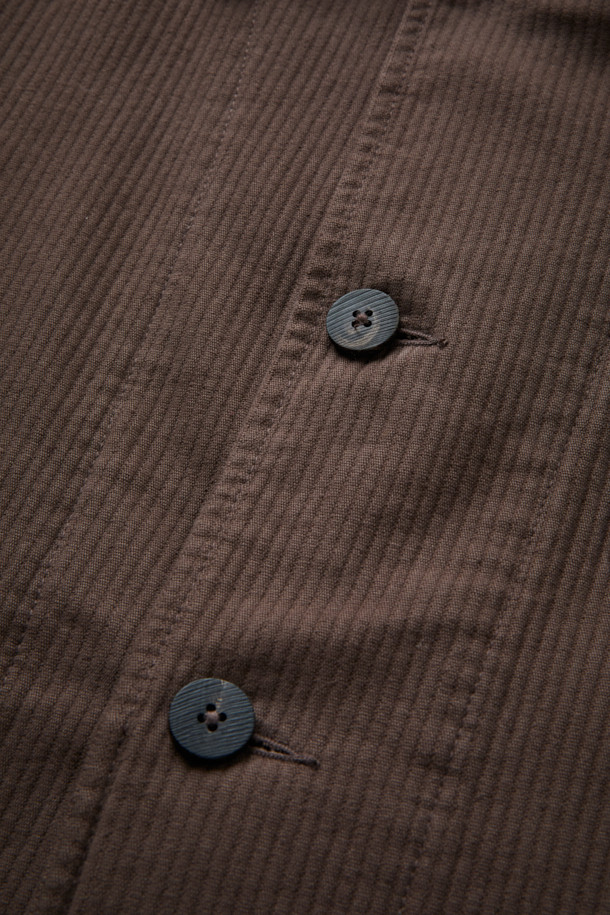 FFC x DOCUMENT (FFC x 도큐먼트) 이탈리안 코튼 피싱 재킷은 남녀 모두 착용 가능한 아우터입니다. 부드러운 촉감의 두꺼운 면 소재로 제작되었으며, 가을과 겨울에 따뜻하게 입을 수 있습니다. 세미 루즈 핏에 브라운 컬러, 무지 패턴으로 캐주얼, 클래식, 워크웨어 스타일을 연출하기 좋습니다. 입체 포켓 디자인과 가먼트 워싱 처리로 실용성을 더했으며, 레이어드하여 다양한 스타일을 시도할 수 있습니다. 가을 나들이룩이나 여행룩에 활용하기 좋은 피싱 재킷입니다.
