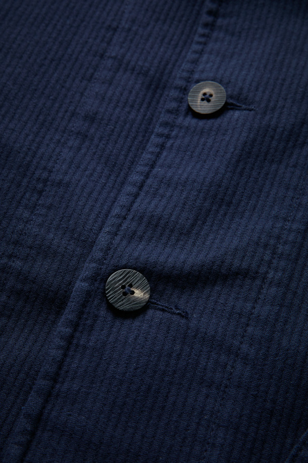 FFC x DOCUMENT (FFC x 도큐먼트) 이탈리안 코튼 피싱 재킷은 가을, 겨울 시즌에 어울리는 아우터입니다. 네이비 컬러의 무지 디자인으로, 유틸리티와 빈티지 무드를 동시에 연출할 수 있습니다. 이탈리아 올림피아스사 원단을 사용하여 부드러운 촉감을 자랑하며, 세미 루즈핏으로 편안하게 착용 가능합니다. 다양한 크기의 입체 포켓과 가먼트 워싱 처리, 레이어드 착용이 가능한 실용적인 디자인이 특징입니다. 가을 나들이룩, 겨울 데일리룩, 여행룩 등 다양한 시간, 장소, 상황에 맞춰 클래식, 미니멀, 워크웨어 스타일을 연출해보세요.