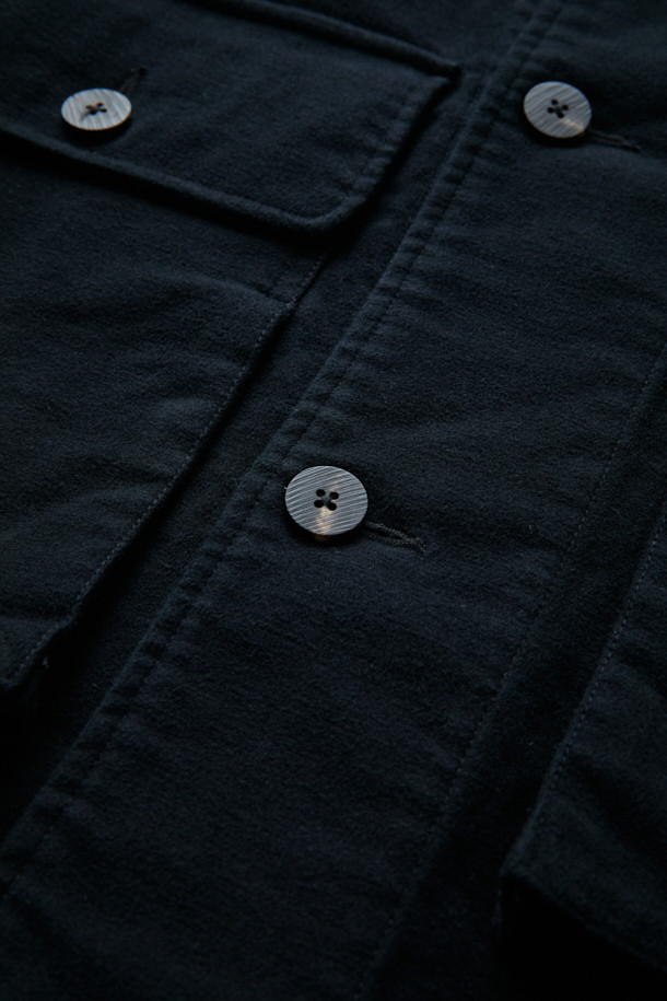 (FFC x DOCUMENT) 이탈리안 몰스킨 셔팅 셋업 재킷은 가을, 겨울 시즌에 어울리는 아우터입니다. 미니멀하고 빈티지한 스타일을 추구하며, 부드러운 촉감의 두꺼운 몰스킨 소재로 제작되었습니다. 일상, 출근룩, 모임룩 등 다양한 TPO에 활용 가능하며, 루즈핏으로 편안한 착용감을 선사합니다. 가슴 포켓과 핸드워머 기능, 활동성을 고려한 패턴으로 실용성을 더했습니다. 블랙 컬러의 무지 디자인으로 클래식, 미니멀, 워크웨어 스타일을 연출하기 좋습니다.
