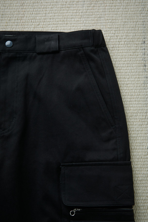 [Fly Fishing Club] 피셔맨 카고 팬츠는 가을, 겨울 시즌에 어울리는 남성용 카고 팬츠입니다. 100% 면 소재의 고밀도 면 트윌 원단을 사용하여 부드러운 촉감과 편안한 착용감을 제공합니다. 루즈핏으로 제작되어 활동성이 뛰어나며, 무릎 절개 디테일과 밑단 스트링으로 빈티지하면서도 유틸리티한 스타일을 연출합니다. 입체적인 카고 포켓은 수납성을 높여주며, 스냅 밴딩으로 편안하게 착용할 수 있습니다. 일상, 가을 나들이룩, 겨울 데일리룩 등 다양한 TPO에 캐주얼, 워크웨어, 미니멀 스타일로 활용하기 좋습니다.
