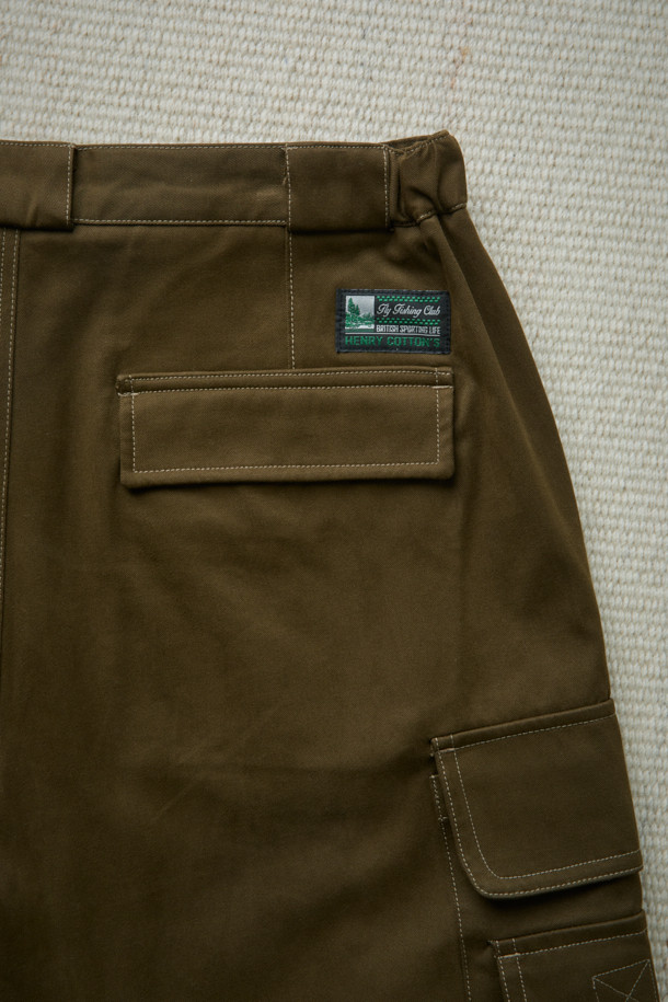 [Fly Fishing Club] 피셔맨 카고 팬츠는 가을, 겨울 계절에 어울리는 남녀 공용 카고 팬츠입니다. 카키, 올리브 두 가지 색상으로 제공되며, 일상, 피싱 활동에 모두 적합합니다. 빈티지하면서도 유틸리티한 스타일을 연출하며, 루즈핏의 긴 기장으로 편안한 착용감을 선사합니다. 고밀도 면 트윌 소재에 피치가공을 더해 부드러운 촉감을 자랑하며, 입체적인 카고 포켓, 무릎 절개 디테일, 밑단 스트링으로 스타일리시함을 더했습니다. 가을 나들이룩, 캠핑룩, 겨울 데일리룩 및 워크웨어, 캐주얼, 미니멀 스타일을 즐겨 입는 분들께 추천합니다.
