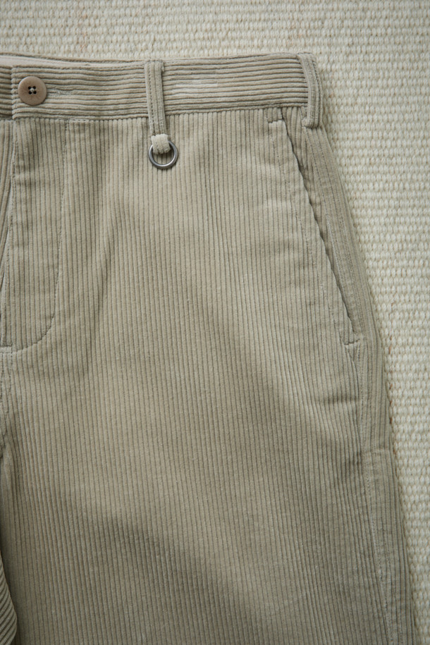 [Fly Fishing Club] 코듀로이 와이드 팬츠는 가을, 겨울 시즌에 어울리는 베이지 컬러의 캐주얼 코듀로이 팬츠입니다. 굵은 골 코듀로이 소재와 부드러운 촉감이 편안한 착용감을 선사하며, 루즈핏 와이드 실루엣으로 트렌디한 스타일을 연출합니다. 벨트 고리 하단 O링 디테일과 백 아웃포켓 디자인이 특징이며, 출근룩과 모임룩, 다양한 스타일링에 활용할 수 있습니다. 미니멀, 캐주얼, 클래식 등 어떤 무드에도 잘 어울리는 활용도 높은 아이템입니다. 면 혼방으로 제작되어 활동성을 높였습니다.
