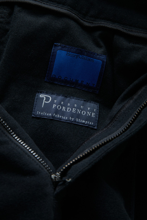 FFC x DOCUMENT (FFC x 도큐먼트) 이탈리안 몰스킨 셋업 팬츠는 가을, 겨울 시즌을 위한 바지입니다. 이탈리아 올림피아스社의 부드러운 몰스킨 소재를 사용하여 뛰어난 착용감을 선사하며, 루즈핏으로 편안한 활동성을 제공합니다. 블랙 컬러의 무지 디자인으로 심플, 캐주얼, 포멀 등 다양한 스타일을 소화하며, 여섯 개의 포켓 디테일과 빈티지 피싱 팬츠 디자인이 특징입니다. 셋업으로도 활용 가능하여 겨울 데일리룩, 산책룩 등 폭넓은 시간과 장소와 상황에 어울리는 클래식, 캐주얼, 미니멀 스타일을 연출할 수 있습니다.