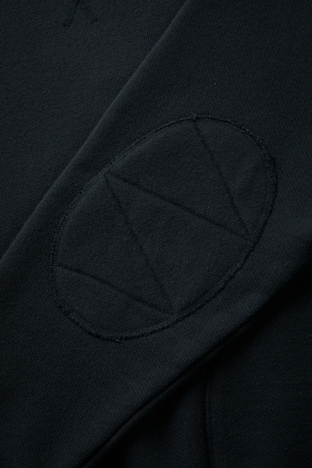 [Fly Fishing Club] 피셔맨 스웨트셔츠는 가을, 초겨울 시즌에 어울리는 루즈핏 스웻셔츠입니다. 블랙 컬러의 면 소재로 제작되었으며, 부드러운 촉감과 두꺼운 두께감으로 편안한 착용감을 선사합니다. 캐주얼, 미니멀, 클래식 스타일을 모두 소화하며, 일상과 피싱 활동에 적합합니다. 사선 쭈리 원단, 전면 아웃포켓, V 거셋 넥라인, 엘보 패치, 사이드 립 패널 등의 디테일로 빈티지하면서도 독특한 매력을 더했습니다. 가을 나들이룩이나 겨울 데일리룩에 활용하기 좋은 아이템입니다.
