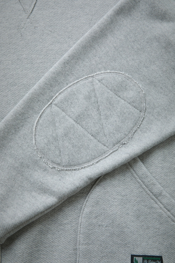 [Fly Fishing Club] 피셔맨 스웨트셔츠는 넉넉한 루즈핏으로 편안한 착용감을 선사합니다. 부드러운 면 소재에 두꺼운 두께감으로 가을, 겨울철 따뜻하게 입을 수 있으며, 캐주얼, 빈티지 스타일을 연출하기 좋습니다. 사선 쭈리 원단, 전면 아웃포켓, 넥 라인 V 거셋, 소매 엘보 패치, 사이드 립 패널 등의 디테일이 돋보입니다. 라운드넥 디자인에 무지 패턴의 그레이 컬러로 겨울 데일리룩, 집콕룩, 산책룩 등 다양한 TPO에 활용하기 좋은 아이템입니다.
