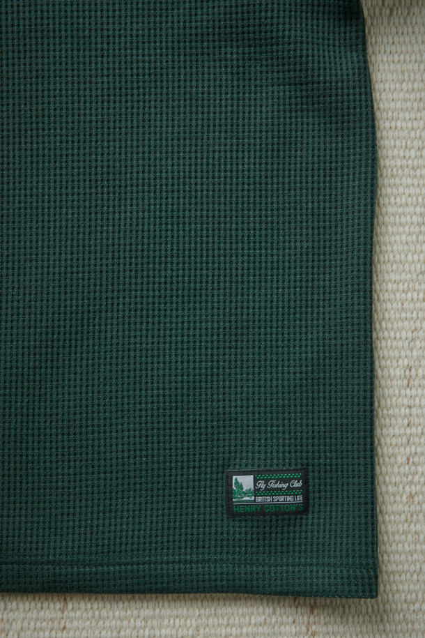 [Fly Fishing Club] 와플 크루넥 스웨트셔츠는 빈티지하고 캐주얼한 스타일을 선호하는 분들을 위한 아이템입니다. 그린 컬러의 이 스웨트셔츠는 가을, 겨울에 두꺼운 기모 안감과 부드러운 촉감으로 따뜻함을 선사합니다. 루즈핏 또는 세미 루즈핏으로 편안하게 착용 가능하며, 와플 패턴과 라운드넥 디자인이 특징입니다. 일상, 캐주얼, 집콕룩, 산책룩 등 다양한 TPO에 활용할 수 있으며, 미니멀, 클래식 스타일과도 잘 어울립니다. 가슴둘레 117cm로 입체적인 실루엣을 연출하며, 빈티지 무드의 라벨 포인트가 돋보입니다.
