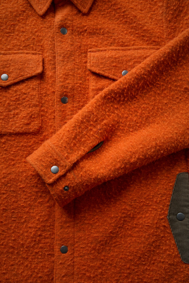 [Fly Fishing Club] 카젠티노 피싱 셔츠는 아웃도어 활동과 일상생활 모두에 어울리는 셔츠형 아우터입니다. 오렌지 컬러의 무지 디자인으로, 가을, 겨울 시즌에 따뜻하고 포근한 스타일을 연출합니다. 루즈핏으로 편안한 착용감을 제공하며, 부드러운 울 소재와 두꺼운 두께감으로 보온성을 높였습니다. 체스트 포켓, 사선 핸드 포켓, D-링 디테일, 코듀로이 포켓 배색, 더블 스티치 밑단 등 다양한 디테일이 돋보입니다. 피싱, 캠핑룩, 데일리룩 등 다양한 TPO에 클래식, 캐주얼, 워크웨어 스타일로 활용 가능하며, 발수 기능으로 쾌적함까지 더했습니다.
