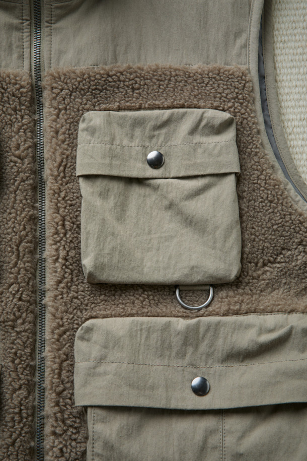 [Fly Fishing Club] 플리스 피싱 베스트는 가을, 겨울 시즌 남성 고객을 위한 아웃도어 및 캐주얼 스타일의 의류입니다. 베이지 및 카키 색상으로 출시되었으며, 플리스, 코튼, 나일론 혼방 소재로 제작되어 부드러운 촉감과 두꺼운 두께감으로 뛰어난 보온성을 제공합니다. 4개의 플랩 포켓, 사이드 히든 포켓, 밑단 스트링 조절, YKK METALUXE® 지퍼, D-링 디테일, 스탠드 칼라 등 다양한 특징을 갖춰 수납력과 실용성을 높였습니다. 루즈핏으로 편안한 착용감을 선사하며, 피싱, 아웃도어, 일상 등 다양한 TPO에 활용 가능하여 캠핑룩, 가을 나들이룩, 겨울 데일리룩 등 폭넓은 스타일 연출을 돕습니다.
