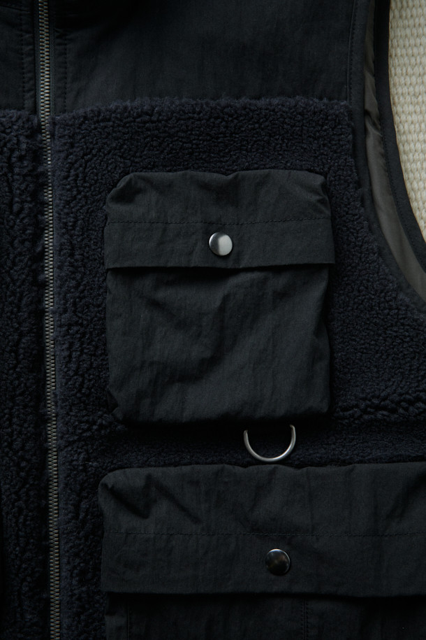 [Fly Fishing Club] 플리스 피싱 베스트는 가을, 겨울 시즌에 어울리는 아우터로, 캐주얼, 스포티, 고프코어 스타일을 연출하기 좋습니다. 부드러운 플리스 소재와 넉넉한 루즈핏으로 편안한 착용감을 선사하며, 보온 기능과 수납력을 갖춰 실용성을 더했습니다. 블랙 색상의 무지 패턴에 스탠드 칼라와 YKK METALUXE® 지퍼, D-링 디테일이 세련된 디자인을 완성합니다. 4개의 플랩 포켓, 사이드 히든 포켓, 밑단 스트링 조절 기능으로 수납력과 활동성을 높였으며, 가을 나들이룩, 캠핑룩, 겨울 데일리룩 등 다양한 TPO에 활용하기 좋습니다.
