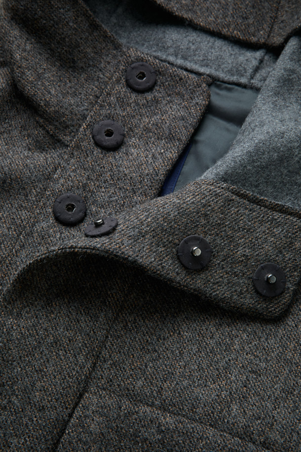 FFC x DOCUMENT(FFC x 도큐먼트) 울 핸드메이드 후드 파카는 가을과 겨울 시즌, 일상과 포멀한 스타일 모두 소화 가능한 아우터입니다. 세미 루즈핏으로 편안한 착용감을 제공하며, 부드러운 촉감의 두꺼운 울 소재로 제작되어 보온성을 높였습니다. 이탈리아 마니파투라 디 카르미냐노 社의 더블페이스 멜톤 원단을 사용하여 핸드메이드 마감의 고급스러움을 더했습니다. 멜란지 텍스처가 특징이며, 클래식, 미니멀, 캐주얼 등 다양한 스타일 연출에 용이합니다. 겨울 데일리룩, 출근룩, 모임룩에 활용하여 세련된 스타일을 완성해보세요.