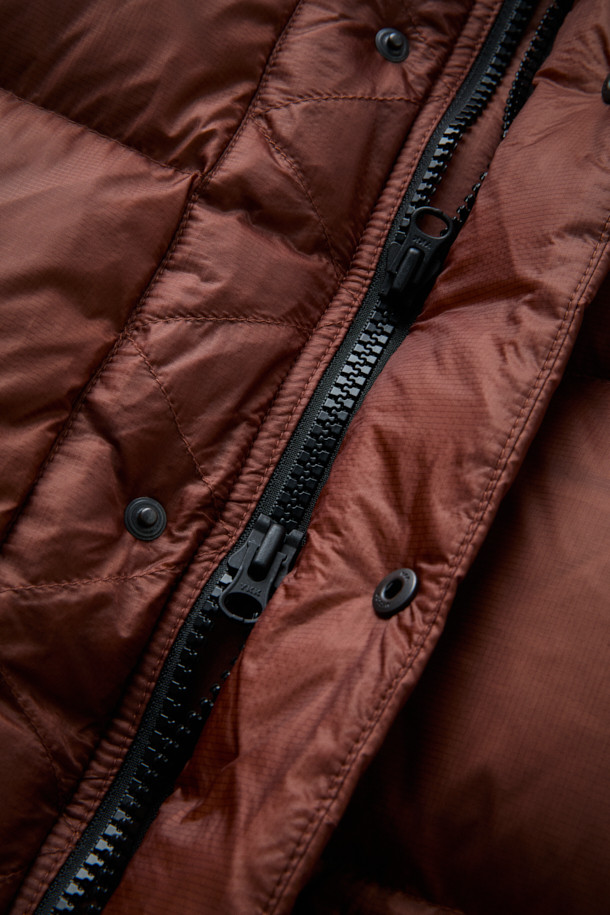 [Fly Fishing Club] 피셔맨 숏 다운 파카는 클래식, 아웃도어, 빈티지 스타일을 아우르는 공용 다운 점퍼입니다. 브라운 및 레드 브라운 컬러로 출시되었으며, 겨울철 아웃도어, 피싱, 일상 활동에 적합합니다. 80/20 구스다운 충전재와 방풍, 발수 기능을 갖춰 보온성을 높였습니다. YKK 지퍼, 플랩 박스 포켓, 사이드 포켓, 소매 이밴드 등 실용적인 디테일과 2단 스토퍼 후드로 편안함과 스타일을 동시에 잡았습니다. 숏 기장의 루즈핏 파카로 캠핑룩, 등산룩, 겨울 데일리룩에 활용하기 좋습니다.
