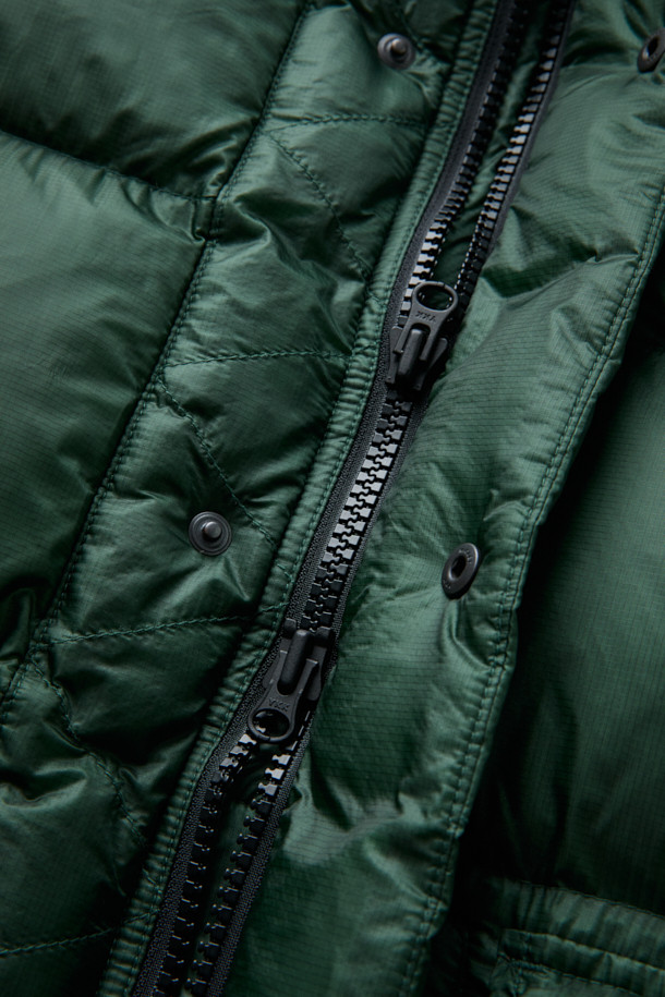 [Fly Fishing Club] 피셔맨 숏 다운 파카는 겨울철 아웃도어 활동, 피싱, 일상생활에서 폭넓게 활용 가능한 공용 다운 점퍼입니다. 클래식하고 아웃도어 스타일을 결합한 디자인으로, 숏 기장에 퀼팅 무늬를 더해 세련된 분위기를 연출합니다. 80/20 구스다운 충전재와 립스탑 원단, 방풍 및 발수 기능으로 뛰어난 보온성과 활동성을 제공하며, 하이넥 후드와 YKK 지퍼, 플랩 박스 포켓 등의 디테일이 돋보입니다. 루즈핏 디자인으로 겨울 데일리룩, 캠핑룩, 등산룩 등 다양한 스타일을 연출할 수 있으며, 소매 이밴드와 2단 스토퍼, 스트링 밑단으로 핏 조절이 용이합니다. 그린 컬러의 나일론 소재로 제작되어 부드러운 촉감을 선사합니다.
