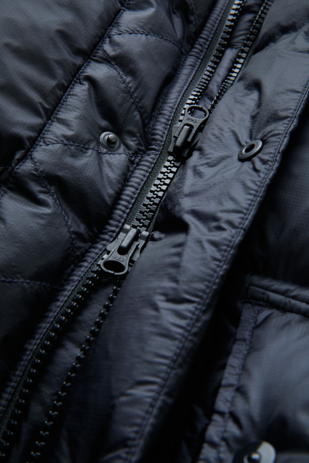 [Fly Fishing Club] 피셔맨 숏 다운 파카는 클래식과 아웃도어 스타일을 결합한 남녀 공용 다운점퍼입니다. 네이비 컬러의 숏 기장 파카로, 80/20 구스다운 충전재와 립스탑 나일론 원단을 사용하여 보온성과 내구성을 높였습니다. 방풍 및 발수 기능을 갖춰 겨울철 아웃도어 활동과 일상생활에서 쾌적하게 착용 가능하며, 탈부착 가능한 후드, 플랩 박스 포켓, 사이드 포켓, YKK 지퍼, 소매 이밴드, 스토퍼, 스트링 등의 디테일로 실용성을 더했습니다. 루즈핏 디자인으로 캠핑룩, 등산룩, 겨울 데일리룩 등 다양한 스타일 연출에 적합합니다.
