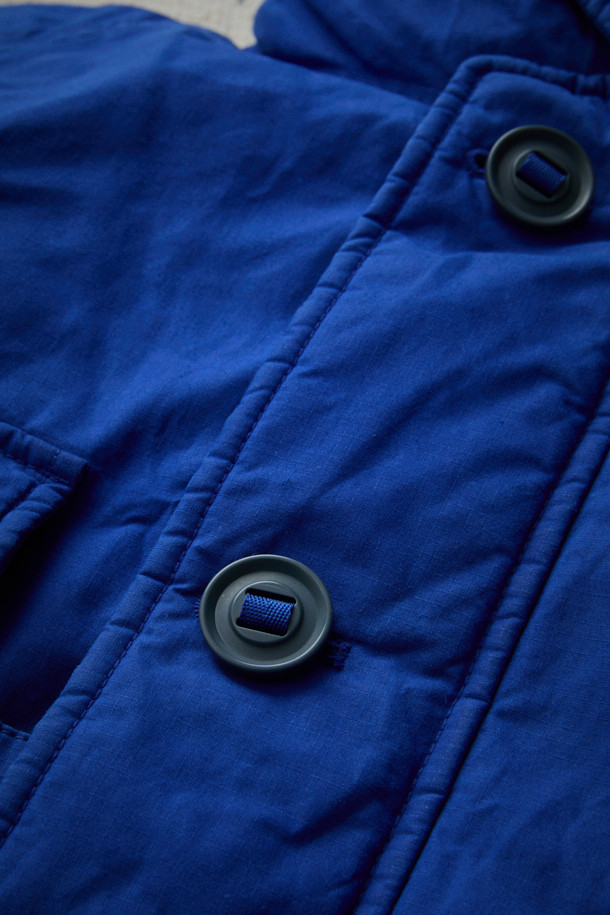 [Fly Fishing Club] 왁스 코튼 다운 파카는 겨울철 피싱, 아웃도어 활동, 그리고 일상생활에서 폭넓게 활용 가능한 남녀 공용 다운파카입니다. 클래식하고 빈티지한 스타일을 기반으로, 왁스 코튼 소재와 두꺼운 두께감으로 뛰어난 방풍, 보온, 발수 기능을 제공합니다. 루즈핏 디자인에 스탠드 칼라 후드, 리얼 무통(양털) 넥 패널, 입체 포켓, 지퍼 포켓, 밑단 스트링, 소매 조임 등 다양한 디테일을 더해 실용성을 높였습니다. 구스다운 충전재를 사용하여 보온성을 극대화했으며, 여행룩, 캠핑룩, 등산룩 등 다양한 TPO에 맞춰 클래식, 워크웨어, 고프코어 스타일을 연출할 수 있습니다.
