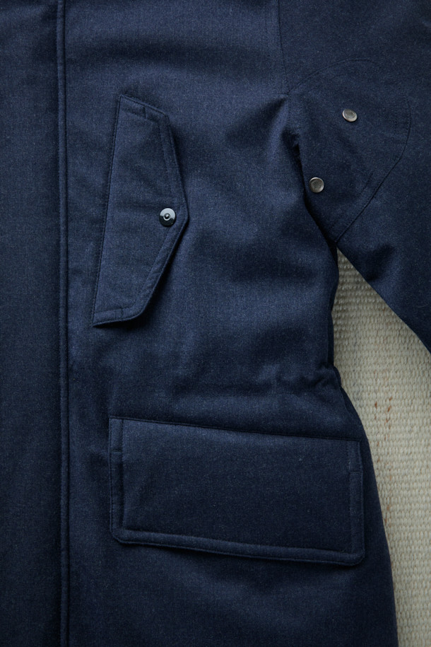 FFC x DOCUMENT(FFC x 도큐먼트) 테크니컬 울 구스다운 파카는 겨울철 데일리룩을 위한 클래식하고 미니멀한 스타일의 아우터입니다. 네이비 컬러의 무지 디자인으로, 울 소재 특유의 부드러운 촉감과 두꺼운 두께감이 특징입니다. 90/10 구스다운 충전재, 라글란 소매, 조절 가능한 스트링, 이중 포켓, 암홀 무 패치 디자인 등 디테일한 요소들이 돋보입니다. 보온, 방풍, 투습 기능을 갖춰 추운 날씨에도 쾌적하게 착용할 수 있습니다. 집업 방식으로 편안하게 여밀 수 있으며, 루즈핏으로 편안한 착용감을 선사합니다.
