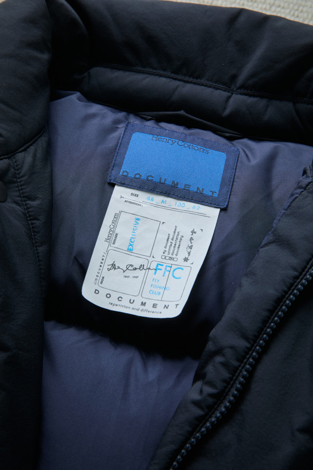 FFC x DOCUMENT (FFC x 도큐먼트) 피셔맨 셔팅 구스 다운 재킷은 겨울철 데일리룩을 위한 미니멀하고 클래식한 스타일의 아우터입니다. 블랙 컬러에 무지 디자인으로 어떤 옷에도 쉽게 매치할 수 있으며, 셔츠형 코트 타입으로 세련된 느낌을 더했습니다. 90/10 구스다운 충전재와 경량 소재를 사용하여 보온성과 편안한 착용감을 제공하며, 루즈핏으로 여유로운 실루엣을 연출합니다. 입체 포켓과 여유있는 어깨라인이 특징이며, 투웨이 지퍼 여밈 방식으로 실용성을 높였습니다.
