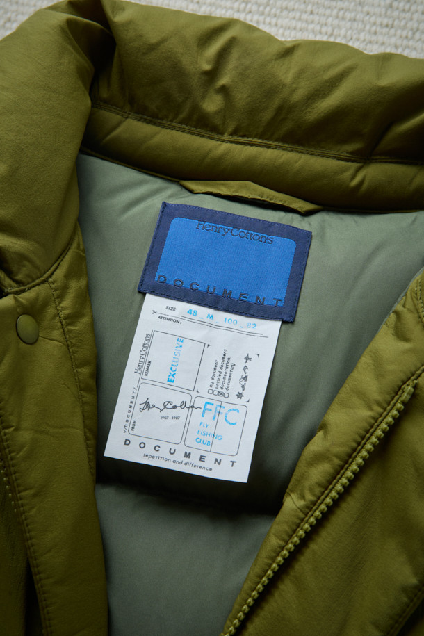 FFC x DOCUMENT (FFC x 도큐먼트) 피셔맨 셔팅 구스 다운 재킷은 겨울철 데일리룩에 적합한 미니멀하면서도 캐주얼한 스타일의 아우터입니다. 올리브 및 카키 색상으로 출시되었으며, 가볍고 따뜻한 구스다운 90/10 충전재를 사용하여 보온성과 경량성을 동시에 잡았습니다. 셔츠형 디자인에 투웨이 지퍼 여밈 방식과 입체 포켓 디테일을 더해 실용성을 높였으며, 여유 있는 어깨 라인과 루즈핏으로 편안한 착용감을 선사합니다. 부드러운 촉감의 나일론 소재로 제작되었으며, 긴 소매 기장과 두꺼운 두께감으로 추운 겨울에도 따뜻하게 입을 수 있습니다.
