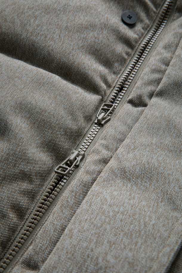 FFC x 도큐먼트 울 헤비 다운 파카는 추운 겨울, 일상과 피싱 활동 모두를 아우르는 활용성을 자랑하는 다운 파카입니다. 부드러운 울 소재를 사용하여 고급스러운 촉감을 선사하며, 짙은 그레이 컬러가 클래식하면서도 모던한 스타일을 연출합니다. 루즈핏으로 편안한 착용감을 제공하며, YKK 투웨이 지퍼, 내장형 후드, 허리 및 밑단 스트링, 라글란 소매, 암홀 패널 설계 등 다양한 디테일로 기능성을 더했습니다. 보온성과 통기성을 갖춰 겨울철에도 쾌적하게 착용 가능하며, 미니멀하고 캐주얼한 스타일을 선호하는 분들께 적합합니다.
