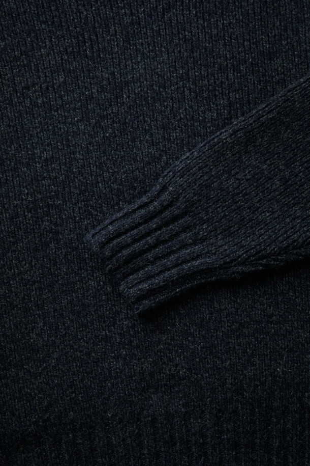 FFC x DOCUMENT (에프에프씨 x 도큐먼트) 터틀넥 피셔맨 스웨터는 겨울철 따뜻함과 클래식한 스타일을 선사합니다. 셔틀랜드 울 100% 원사를 사용하여 제작되었으며, 보온성과 통기성이 뛰어나 쾌적하게 착용할 수 있습니다. 앞판과 뒷판의 편직 방식에 차이를 두어 독특한 디자인을 완성했으며, 암홀 패널 디테일로 활동성을 높였습니다. 레귤러핏으로 제작되어 다양한 아우터와 레이어링하기 좋으며, 겨울 데일리룩, 데이트룩, 모임룩 등 다채로운 TPO에 활용할 수 있습니다. 네이비 색상으로 어떤 스타일에도 쉽게 매치할 수 있는 미니멀하고 캐주얼한 아이템입니다.
