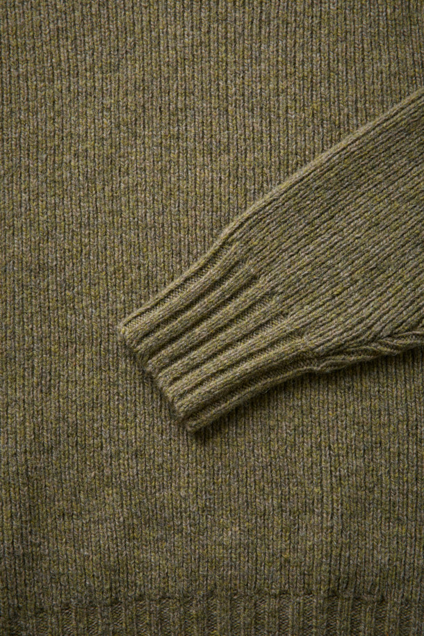 (FFC x DOCUMENT) 터틀넥 피셔맨 스웨터는 셔틀랜드 울 100% 원사를 사용하여 부드러운 촉감과 뛰어난 보온성을 자랑합니다. 클래식한 스타일의 케이블 패턴과 레귤러핏 디자인으로 제작되었으며, 겨울철 데일리룩, 데이트룩, 모임룩에 모두 잘 어울립니다. 모크넥과 터틀넥으로 연출 가능한 넥 라인, 긴 소매 기장으로 포근함을 더하며, 아우터와 함께 레이어링하여 다양한 스타일을 연출할 수 있습니다. 베이지, 브라운 두 가지 색상으로 출시되었으며, 가슴둘레 115cm로 11월부터 2월까지 착용하기 좋습니다.
