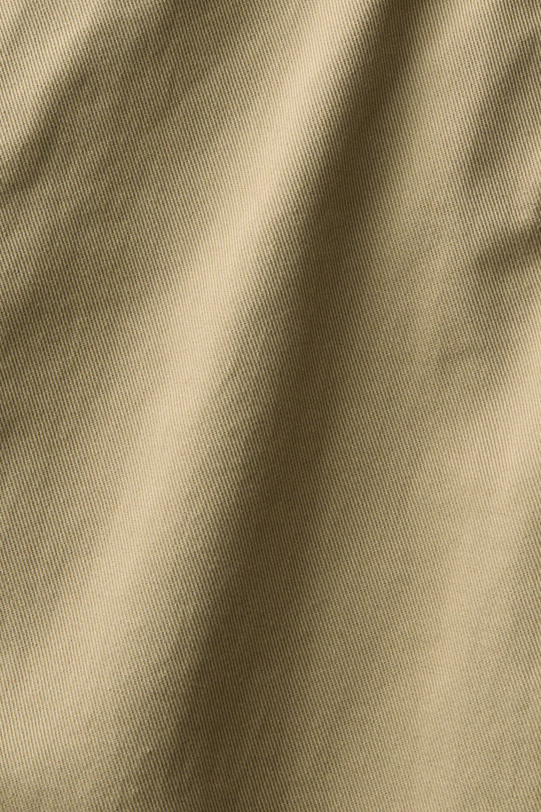 [British Sporting Club] 릴렉스드 치노 팬츠는 부드러운 면 소재로 제작되어 편안한 착용감을 선사합니다. 베이직하고 클래식한 스타일의 무지 디자인으로, 가을철 출근룩, 비즈니스 캐주얼, 가을 나들이룩 등 다양한 TPO에 활용하기 좋습니다. 릴렉스핏 스트레이트 핏으로 편안함을 더했으며, 노턱 디자인과 사이드 슬랜트 포켓, 백 포켓 등의 디테일이 돋보입니다. 허리 안쪽 면에는 헤링본 배색을 더해 고급스러움을 더했습니다. 워크웨어, 미니멀 스타일을 즐겨 입는 분들께 추천합니다.
